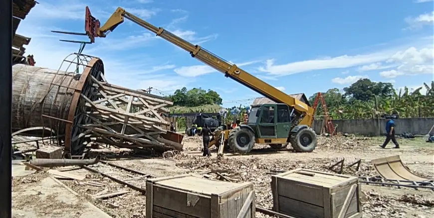 Telehandler levantando una estructura en una locación de época