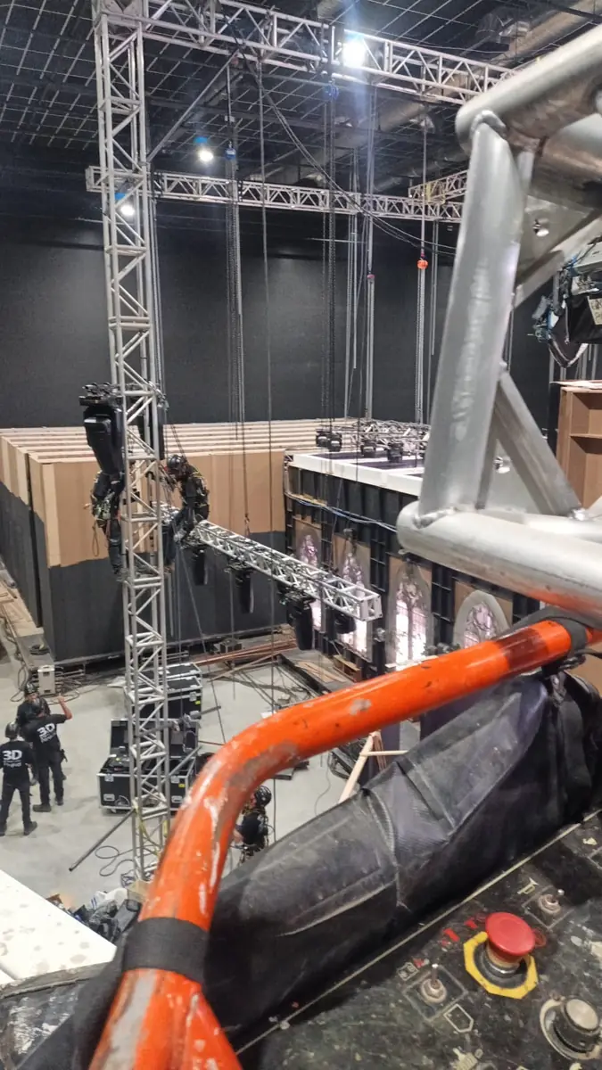 Vista desde la canasta de un manlift sobre el rigging de luces de un estudio