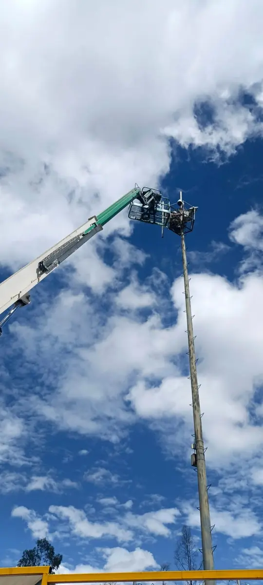 Manlift telescópico en la parte alta de una antena de telecomunicaciones