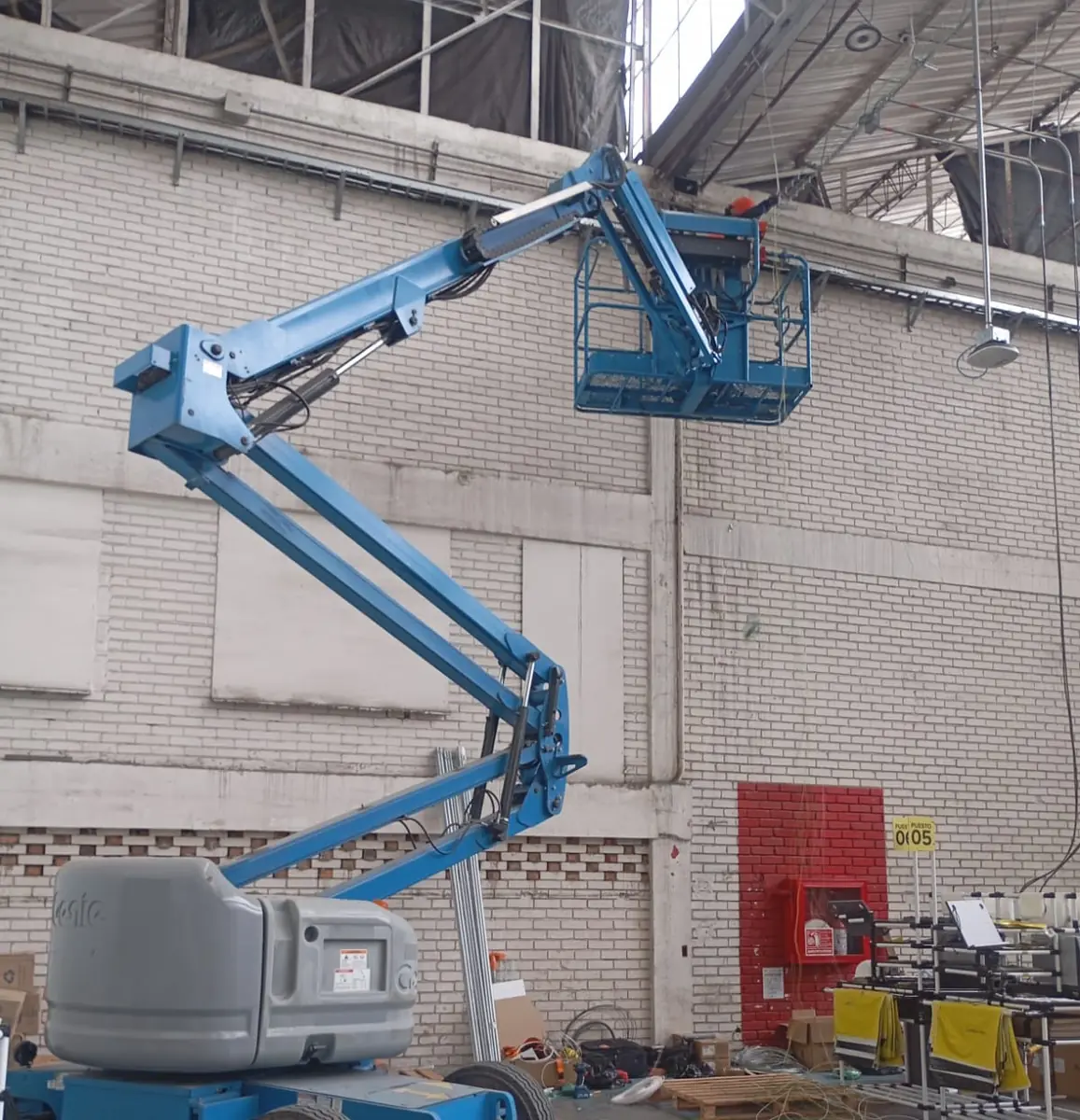 Manlift articulado con operadores trabajando en la cubierta de una bodega