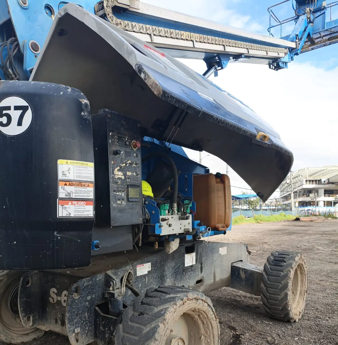 Manlift con la tapa del motor abierta durante la revisión en obra