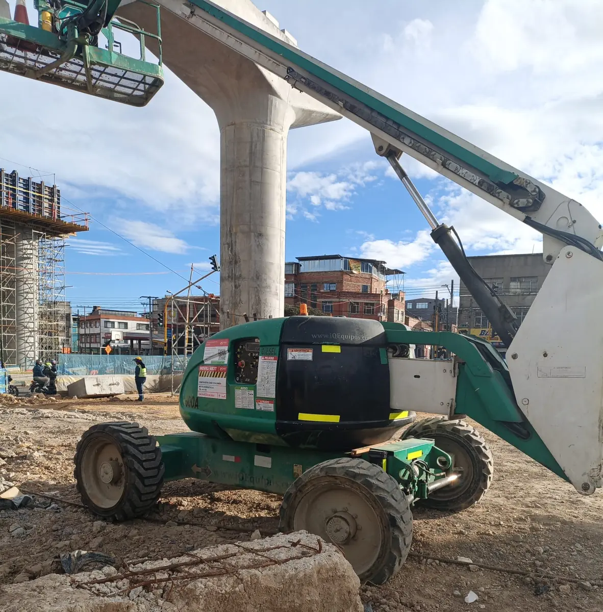 Manlift articulado trabajando bajo un viaducto en construcción